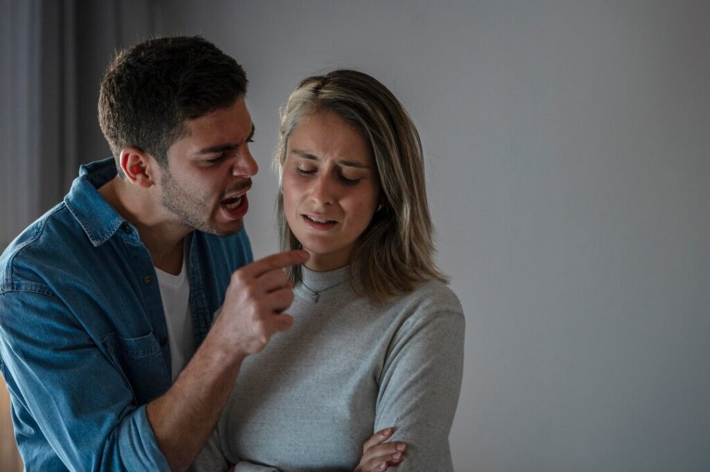 esposa-e-marido-brigando_23-2148954513 esposa e marido brigando 23 2148954513